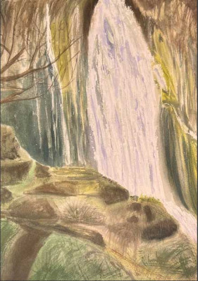 Cascada en medio de las montañas