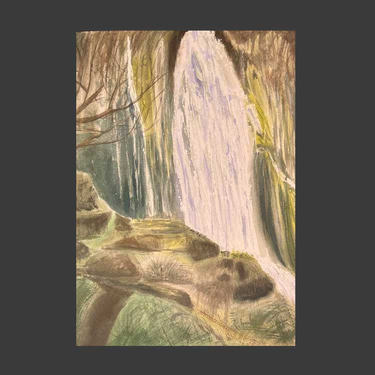 Cascada en medio de las montañas